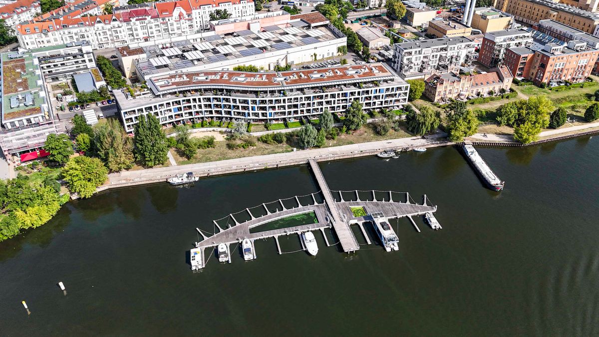Drone footage of Havelwelle Potsdam – marina