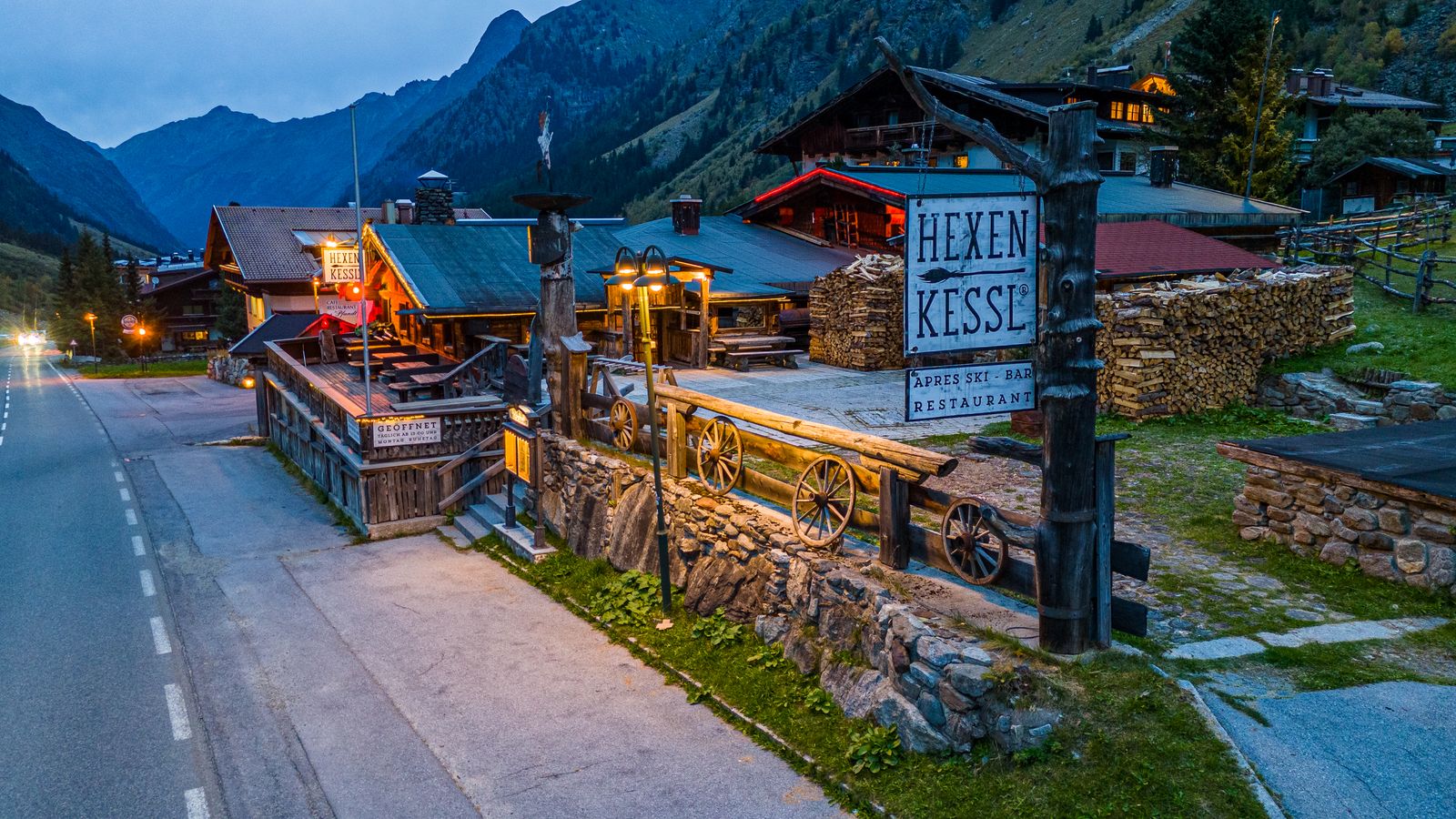 Drohnenaufnahme einer beleuchteten Gastronomie in Bergkulisse am Abend – Referenzarbeit von Jonas Mehmood